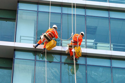 Bảng giá dịch vụ lau kính tòa nhà mới nhất