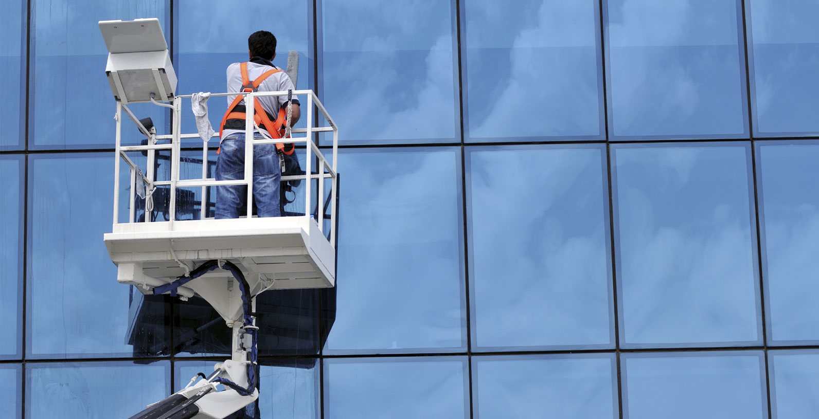 Tầm quan trọng của việc lau kính tòa nhà