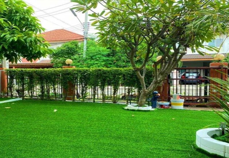 Thảm cỏ nhân tạo là gì? Vì sao được sử dụng rộng rãi tại Hà Nội?